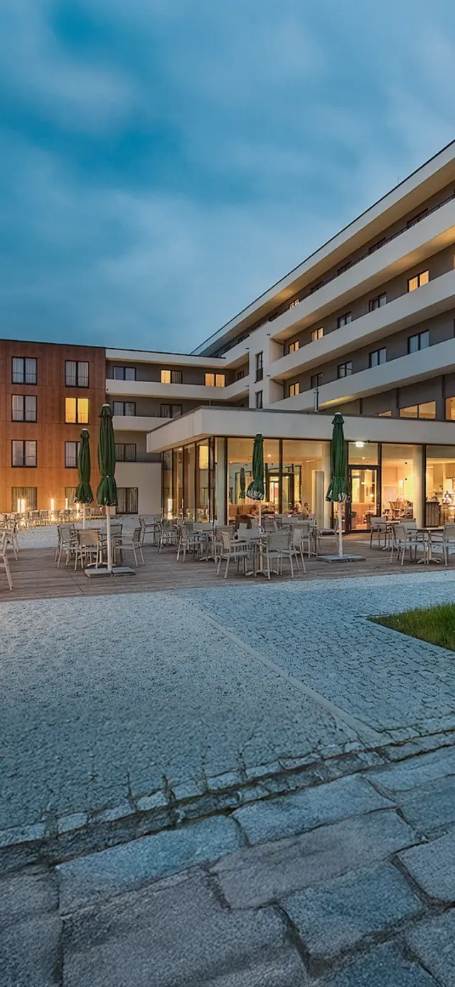 Hotel Sante Royale Bad Brambach in Bad Brambach – Beleuchtete Terrasse und Hoteleingang am Abend | Wellnesshotel Vogtland