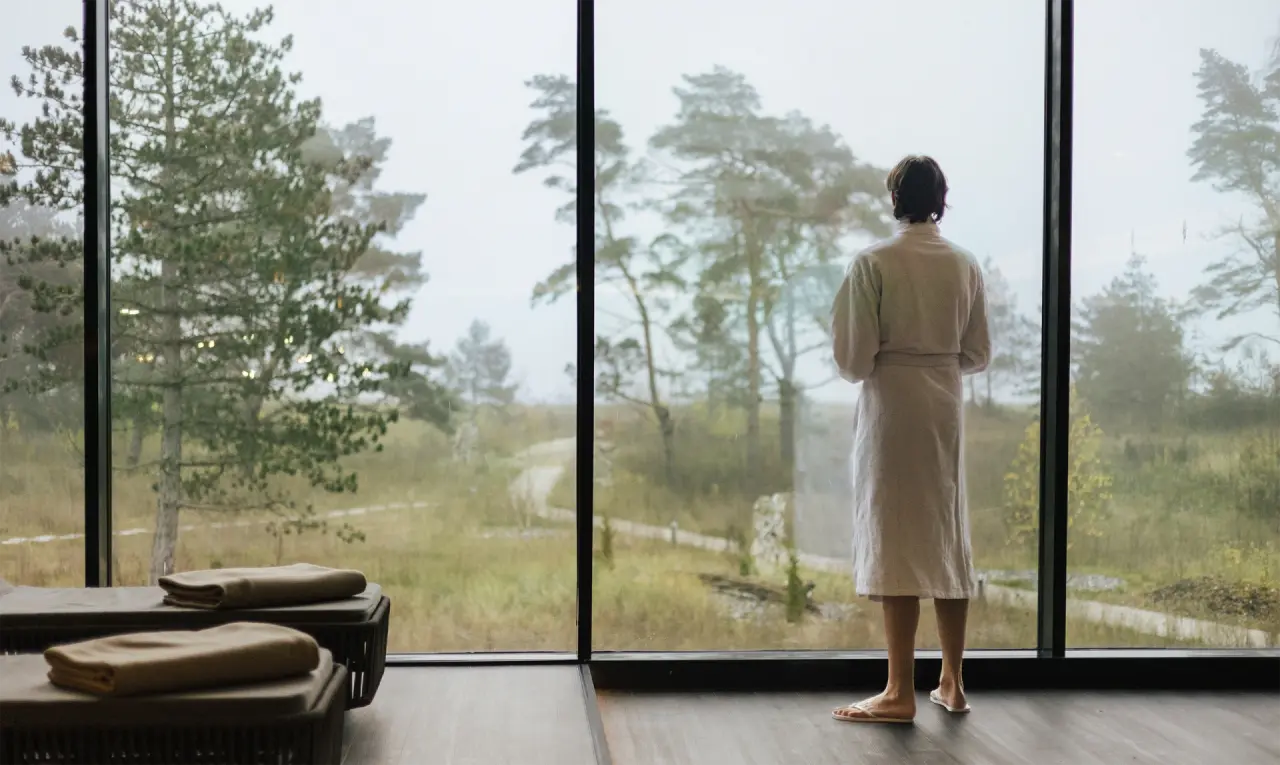 Hotel Sante Royale Bad Brambach in Bad Brambach – Gast im Bademantel mit Blick in die Natur | Wellnesshotel Vogtland