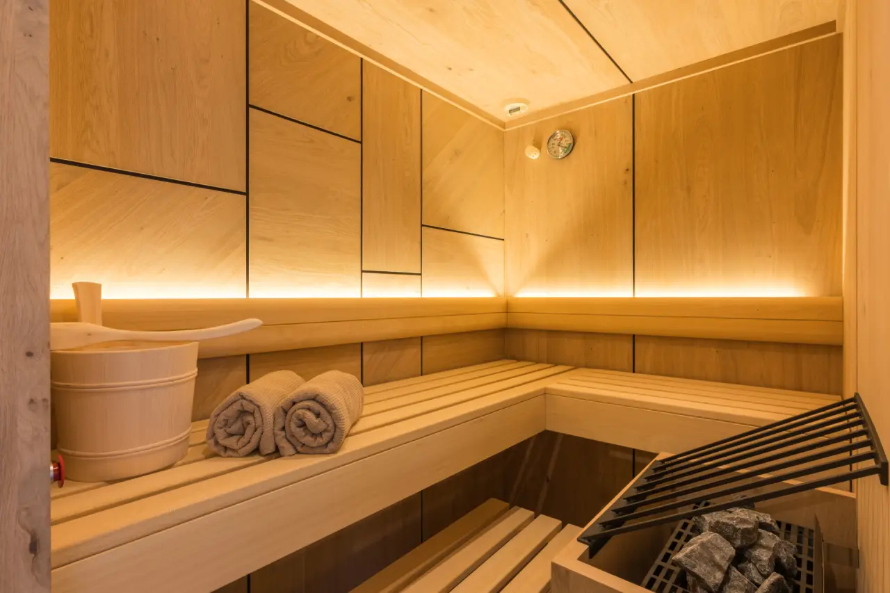 Ferienhotel Sonnenhof in Zell im Zillertal – Moderne Holzsauna mit indirekter Beleuchtung | Wellnesshotel Zillertal