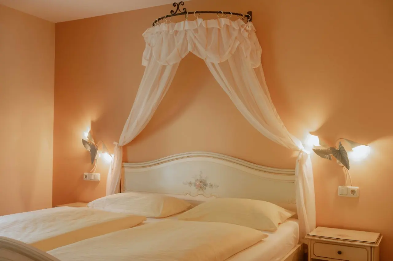 Schlössl Hotel Kindl in Bad Gleichenberg – Gemütliches Himmelbett im Hotelzimmer | Wellnesshotel Steiermark