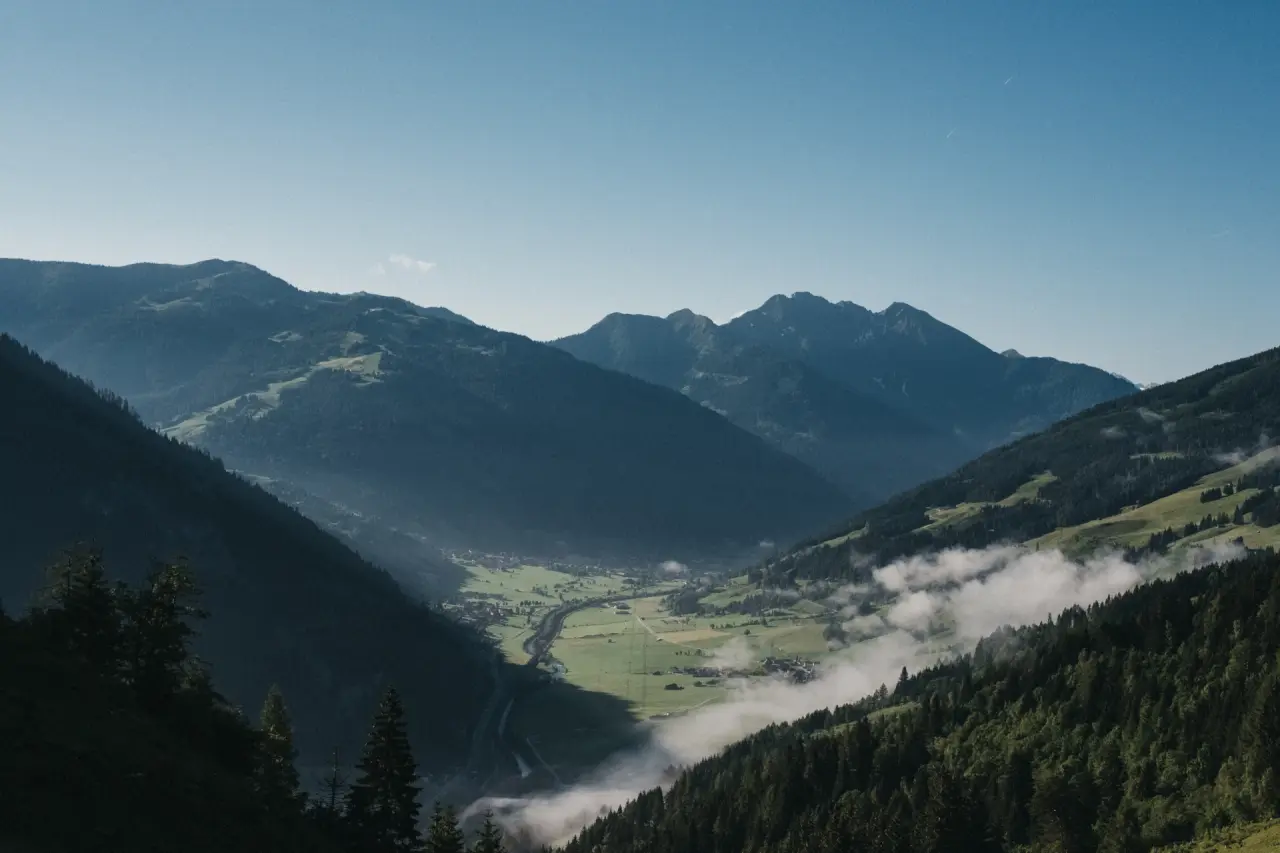 Das Alpenhaus Gasteinertal in Bad Hofgastein – Panoramablick auf das Gasteinertal mit Nebel | Wellnesshotel Gasteinertal