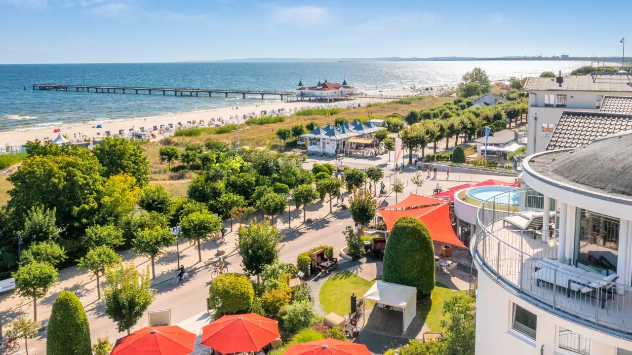 Das Ahlbeck Hotel & Spa in Seebad Ahlbeck – Luftbild des Hotels, Strand und Seebrücke | Wellnesshotel Usedom