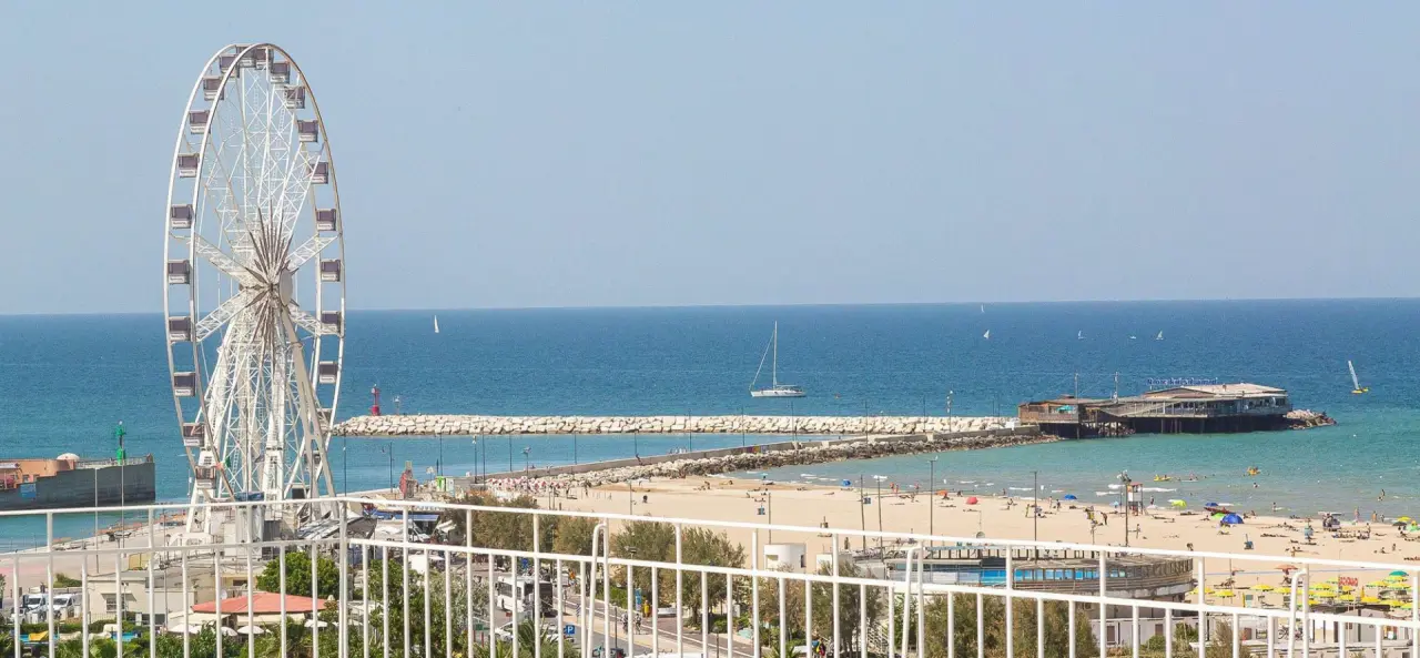 Hotel Milton Rimini in Rimini – Panoramablick auf den Strand und das Riesenrad | Wellnesshotel Emilia-Romagna