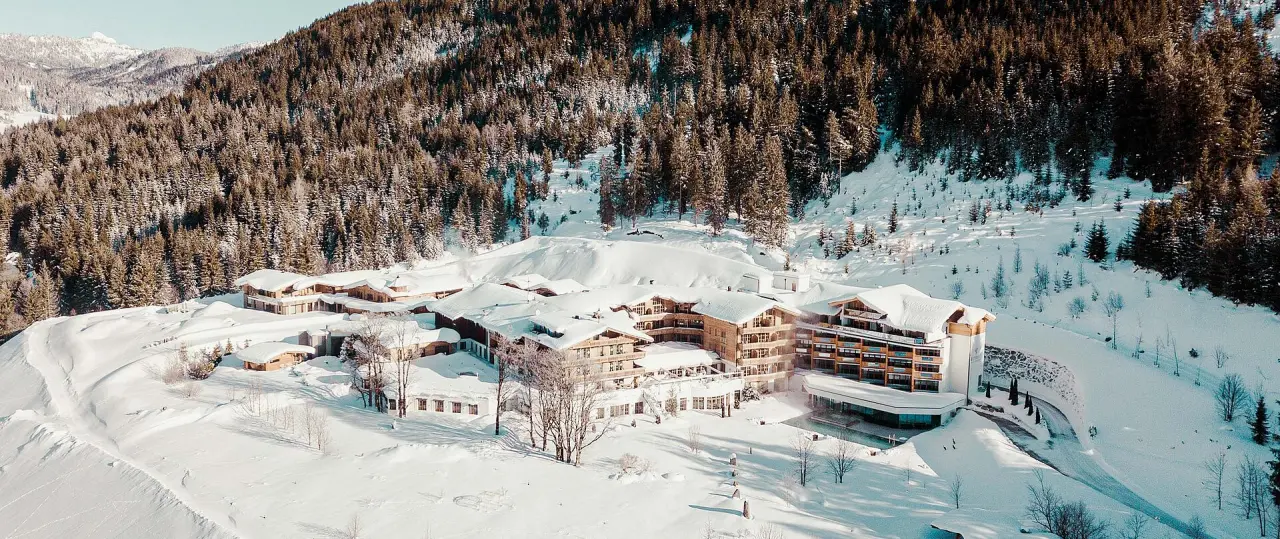 Hotel Reiterhof in Achenkirch – Winterliche Luftaufnahme des Hotels in verschneiter Berglandschaft | Wellnesshotel Tirol