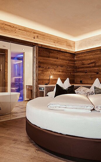 Hotel Reiterhof in Achenkirch – Komfortables Hotelzimmer mit Rundbett und offenem Bad | Wellnesshotel Tirol