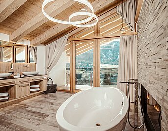 Hotel Reiterhof in Achenkirch – Luxuriöses Badezimmer mit Badewanne und Bergblick | Wellnesshotel Tirol