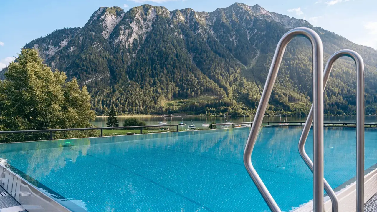 Familienresort Buchau am Achensee in Maurach – Infinity-Pool mit Panoramablick auf den Achensee | Wellnesshotel Achensee