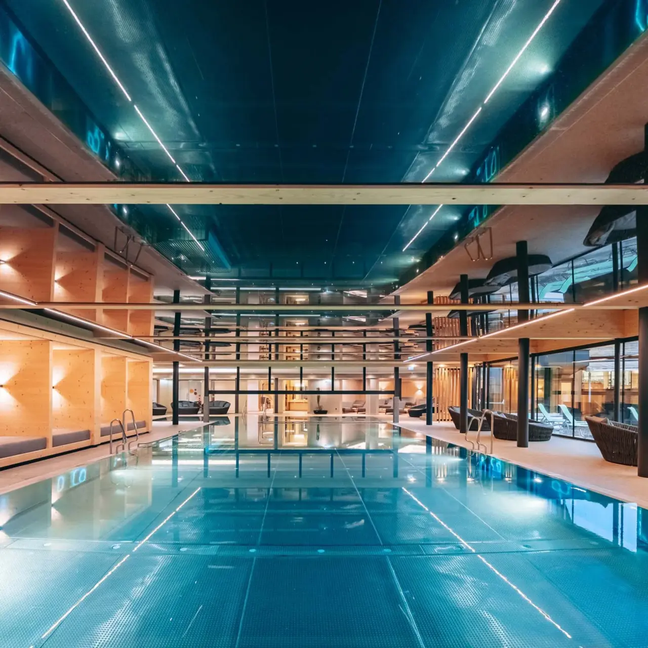 Familienresort Buchau am Achensee in Maurach – Moderner Innenpool mit Lounge-Bereichen | Wellnesshotel Achensee