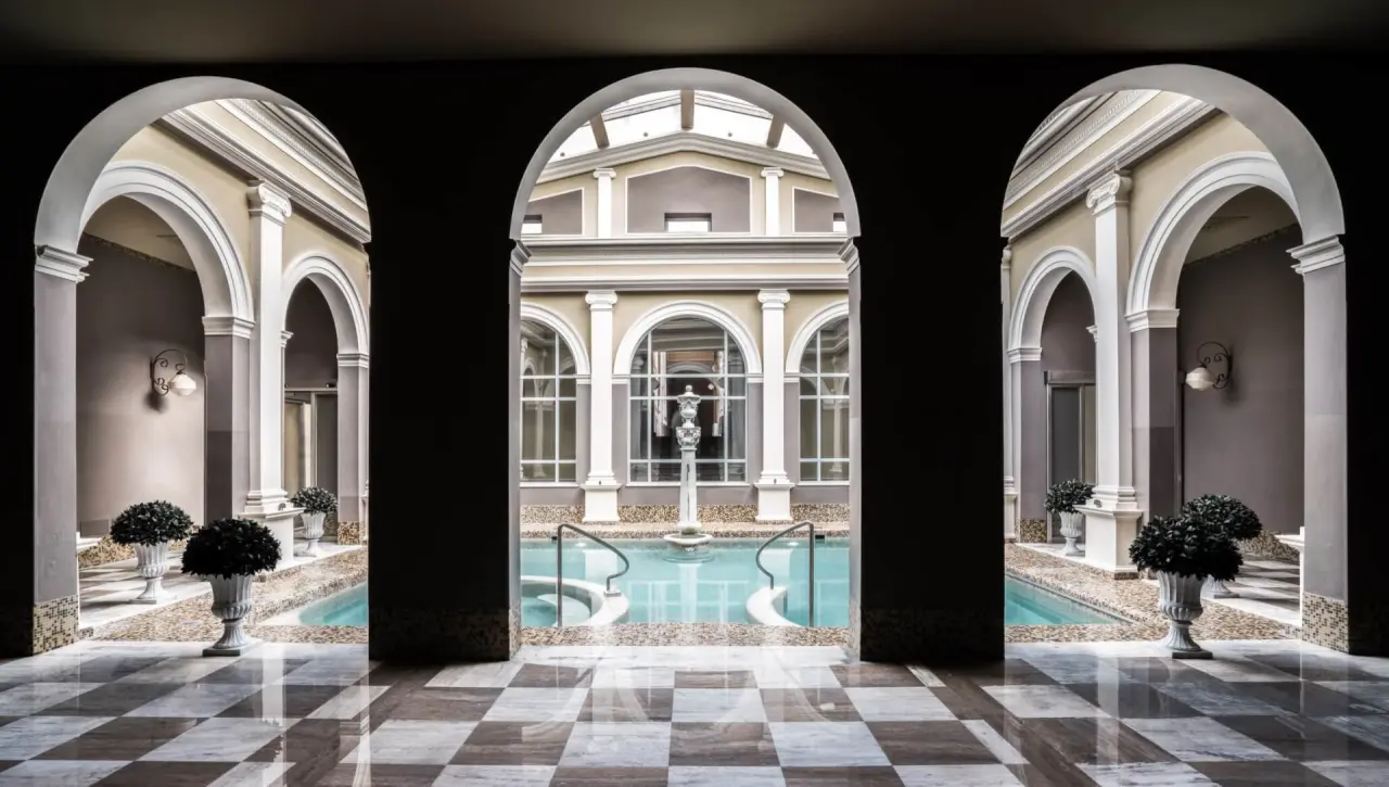 Bagni di Pisa in Viareggio – Eleganter Innenpool mit klassischer Architektur und Brunnen | Wellnesshotel Toskana