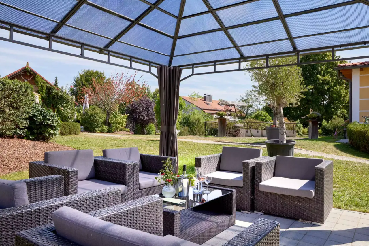 Das Götzfried in Regensburg – Gemütliche Lounge im Garten unter einer Pergola | Wellnesshotel Regensburg