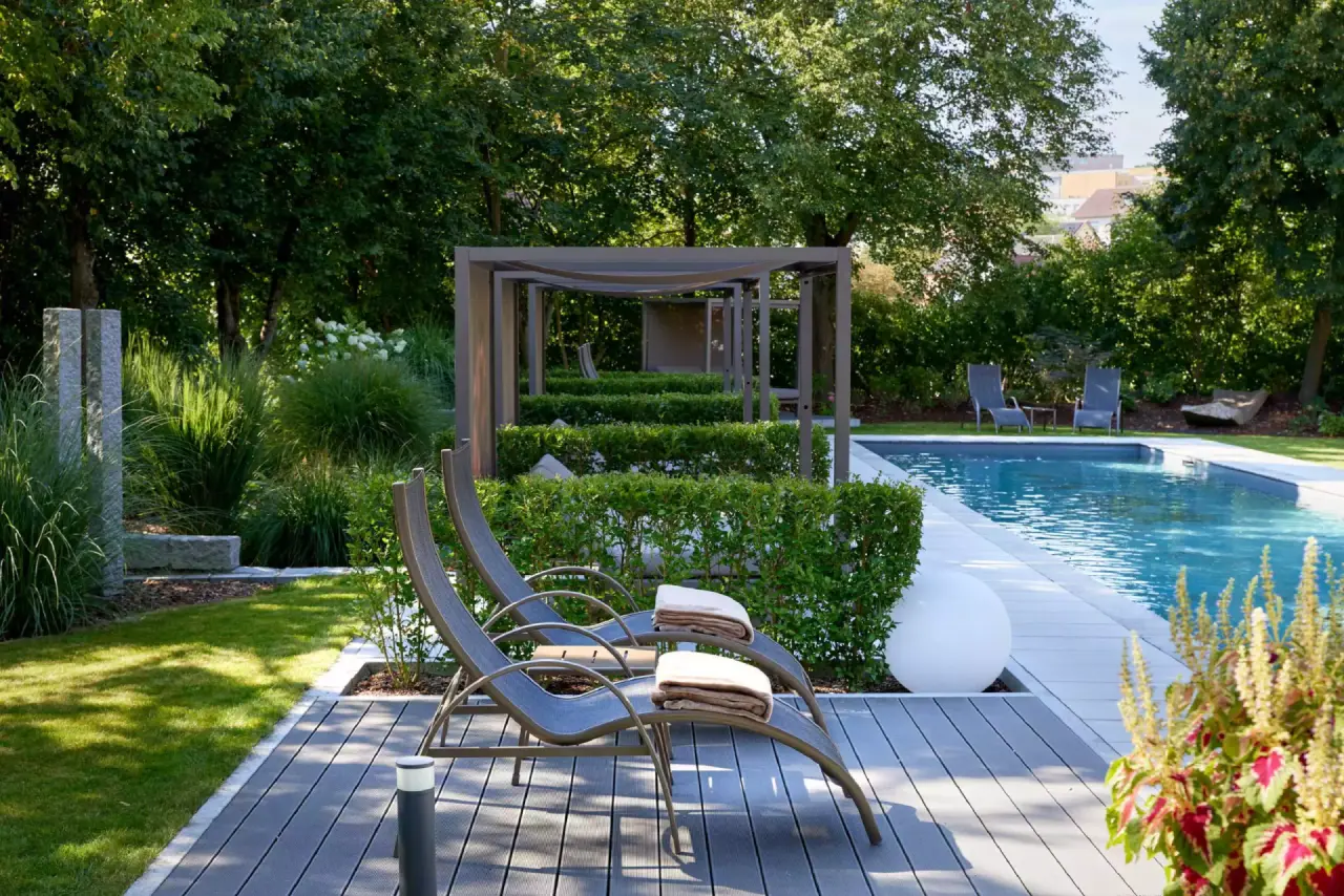 Das Götzfried in Regensburg – Komfortable Sonnenliegen am Außenpool im grünen Garten | Wellnesshotel Regensburg