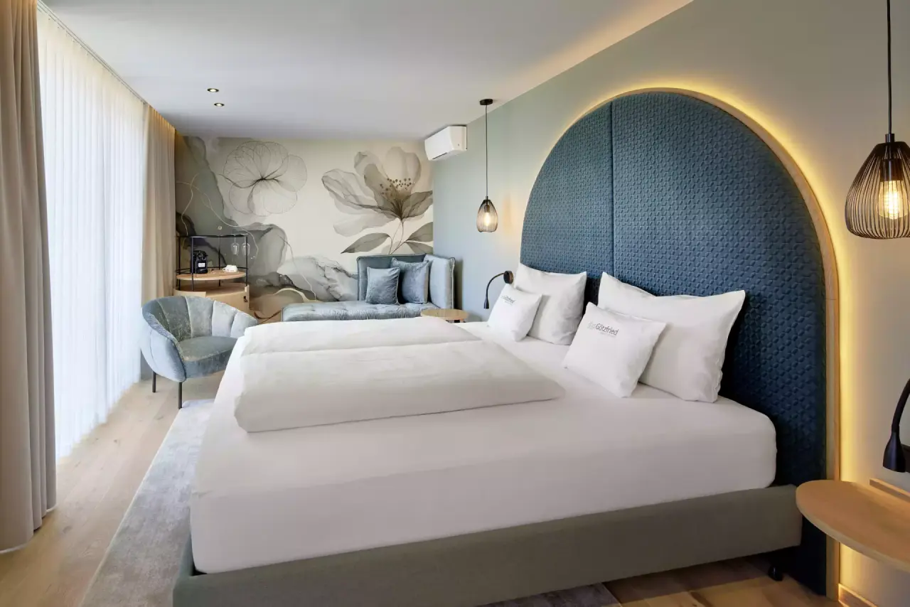 Das Götzfried in Regensburg – Modernes Doppelzimmer mit stilvollem Design und Sitzbereich | Wellnesshotel Regensburg