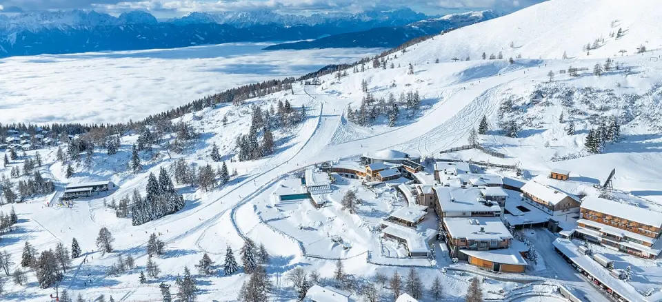 Feuerberg Mountain Resort in Bodensdorf/Gerlitzen Alpe – Winterpanorama mit Hotelanlage und Skipisten | Wellnesshotel Kärnten