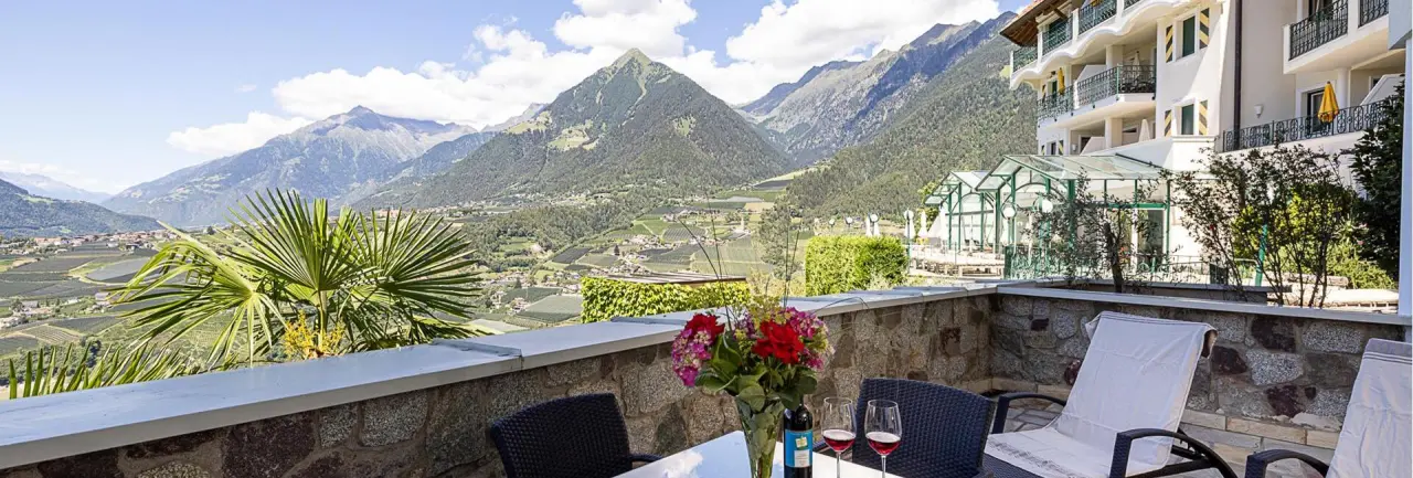 Hotel Finkennest in Schenna – Balkon mit Bergblick und Wein | Wellnesshotel Südtirol