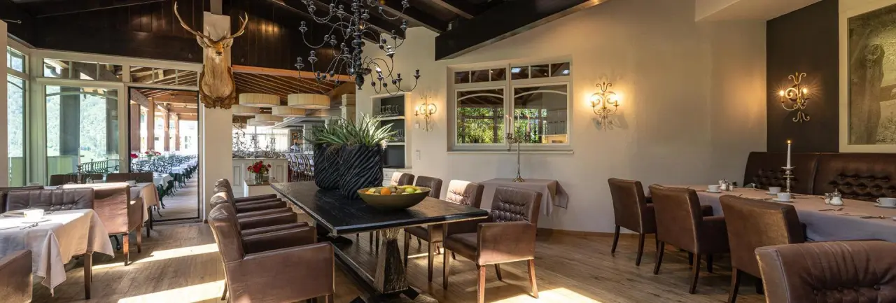 Hotel Finkennest in Schenna – Helles Restaurant mit Holztischen | Wellnesshotel Südtirol