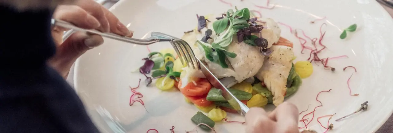 Hotel Finkennest in Schenna – Angerichtetes Fischgericht mit Gemüse | Wellnesshotel Südtirol