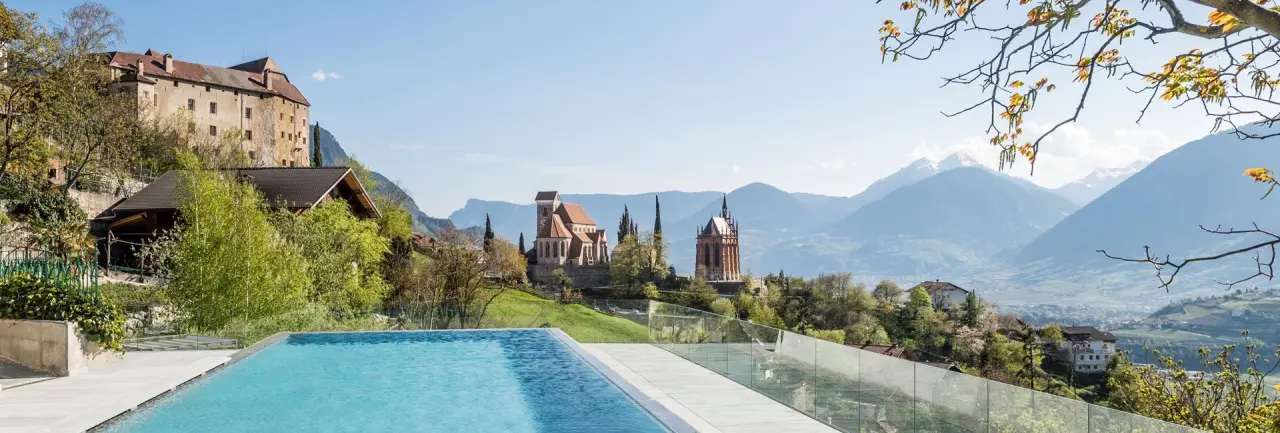 Hotel Finkennest in Schenna – Außenpool mit Schlossblick und Bergen | Wellnesshotel Südtirol