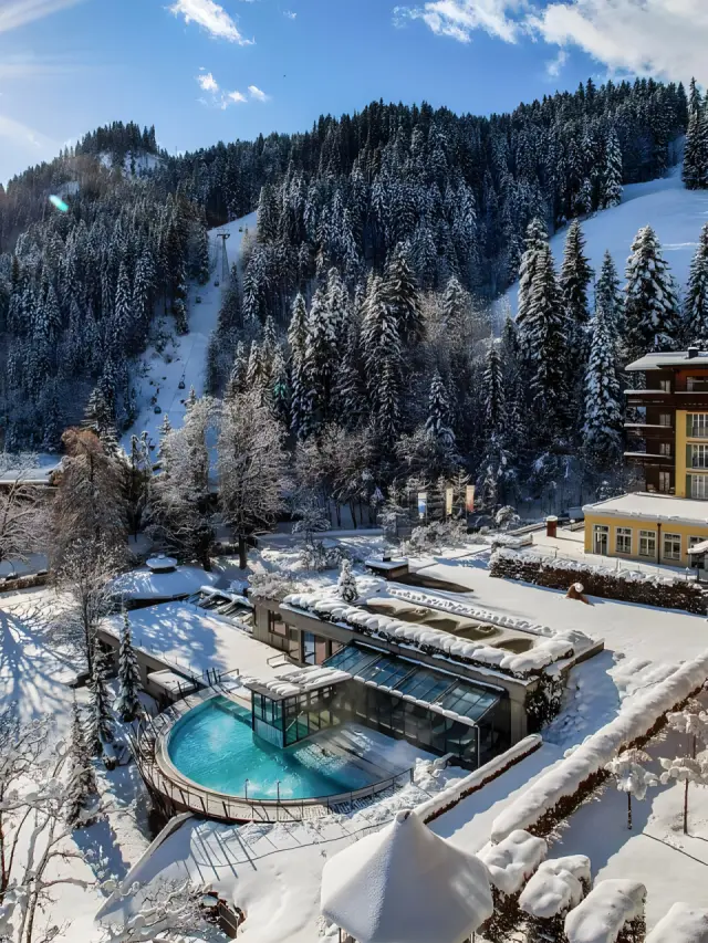 Lenkerhof gourmet spa resort in Adelboden – Winteransicht des Hotels mit Außenpools und Spa | Wellnesshotel Berner Oberland