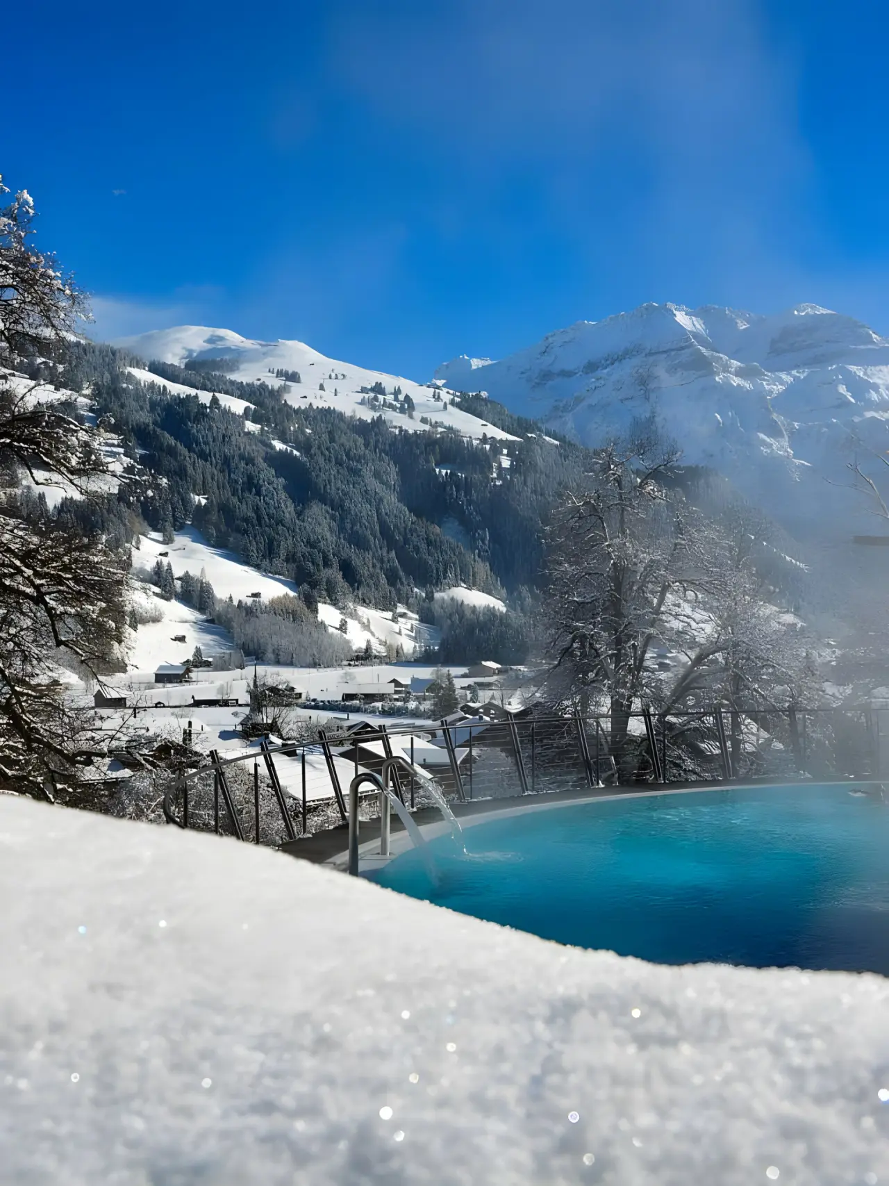 Lenkerhof gourmet spa resort in Adelboden – Beheizter Außenpool im Schnee mit Bergpanorama | Wellnesshotel Berner Oberland