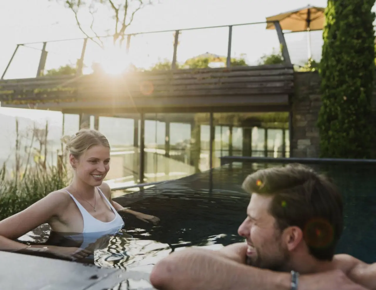 SPA & Relax Hotel Erika in Dorf Tirol – Paar entspannt im Infinity-Pool mit Bergblick | Wellnesshotel Südtirol