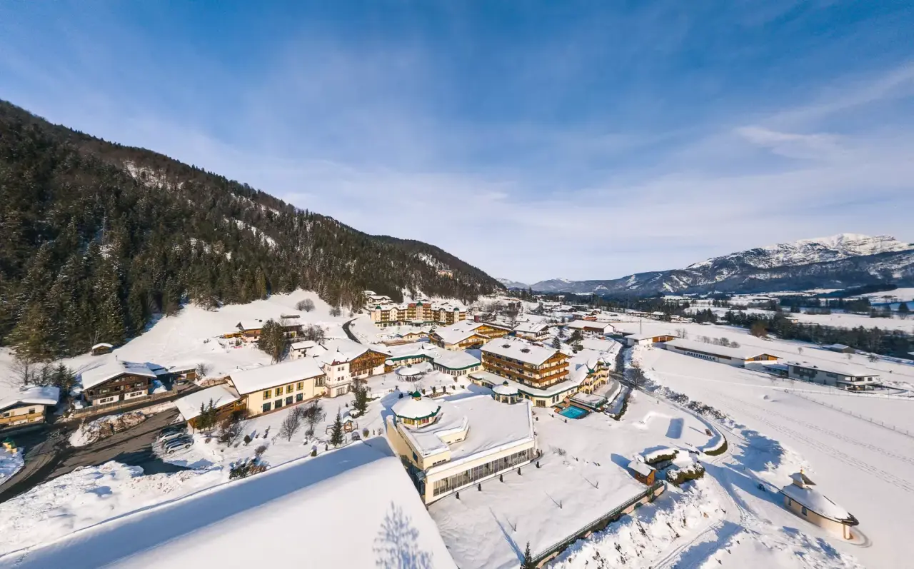 Hotel Seehof in Kössen – Winterpanorama des Hotels in verschneiter Berglandschaft | Wellnesshotel Tirol