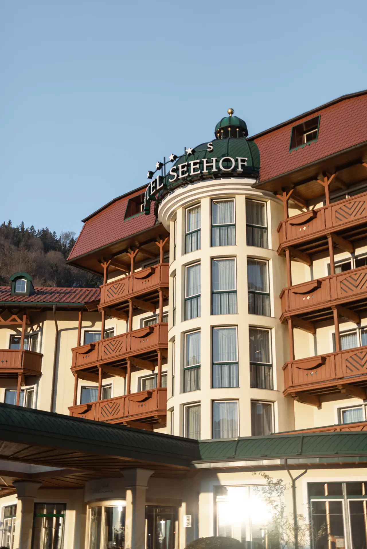 Hotel Seehof in Kössen – Detailansicht der Hotelfassade mit Schriftzug | Wellnesshotel Tirol