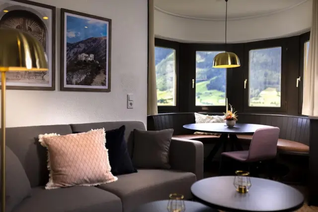 Hotel Goldried in Matrei in Osttirol – Gemütlicher Wohnbereich einer Suite mit Bergblick | Wellnesshotel Osttirol