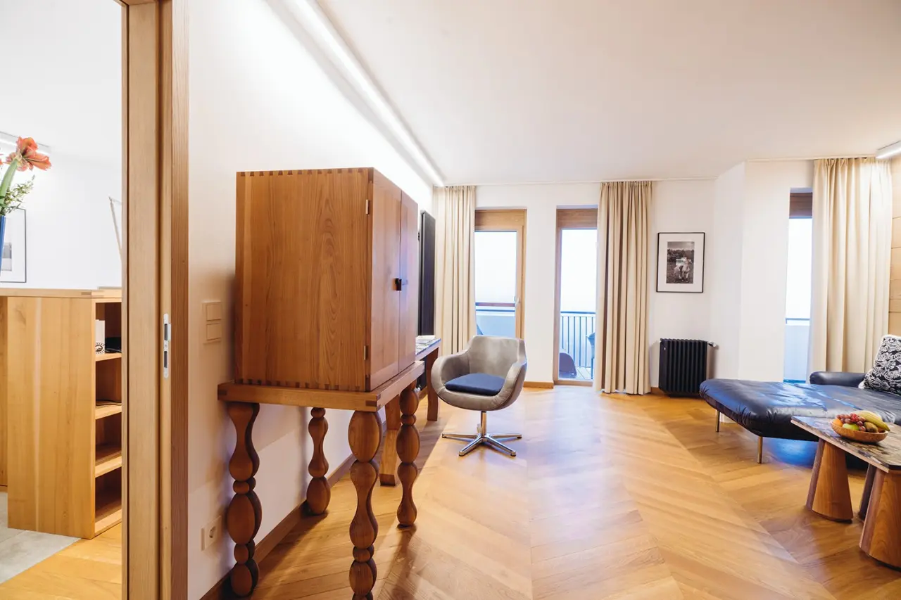 Hotel Reiters Finest Family in Bad Tatzmannsdorf – Geräumiger Wohnbereich einer modernen Hotelsuite | Wellnesshotel Burgenland