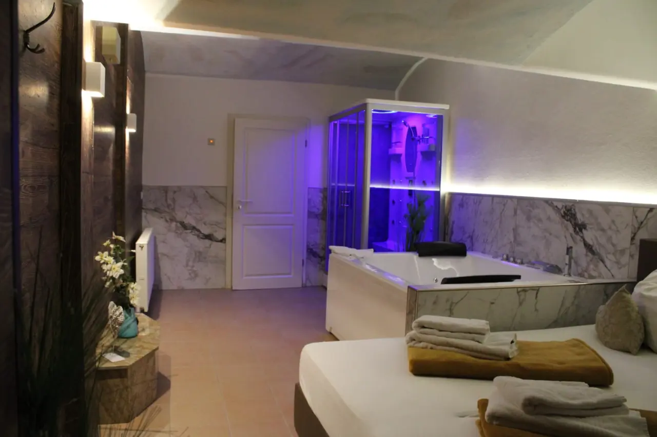 Wellness-& Sporthotel 'Haus am See' in Arendsee – Geräumiges Zimmer mit Whirlpool und Dusche | Wellnesshotel Altmark