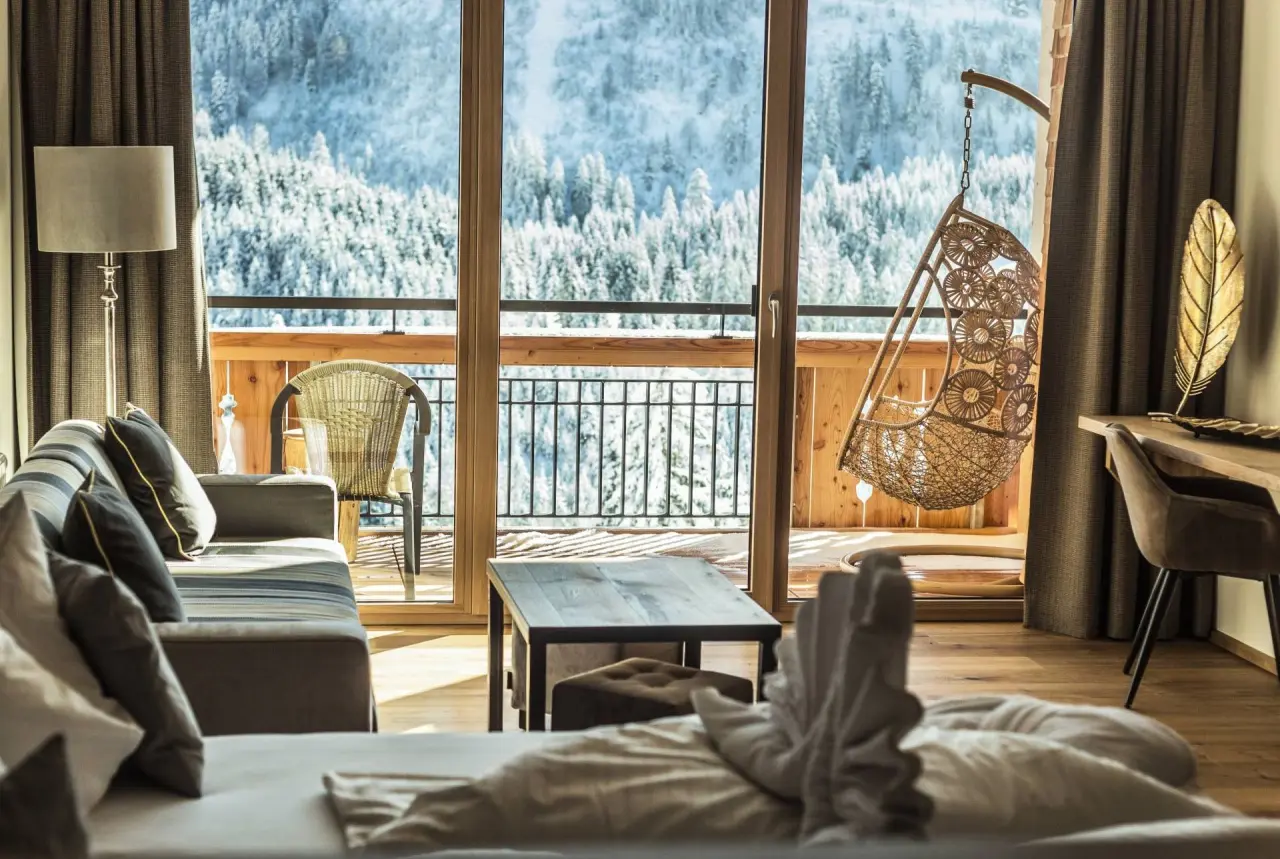 Hotel Rehbach Ruhehotel und Naturresort in Oberjoch – Suite mit Hängesessel und Winterlandschaft | Wellnesshotel Allgäu