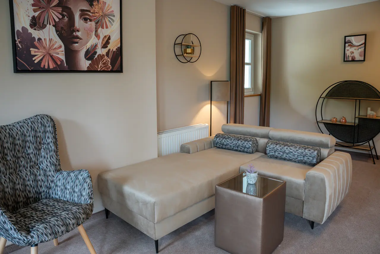 Hotel Schlafgut in Jennersdorf – Gemütlicher Sitzbereich mit Schlafsofa im Hotelzimmer | Wellnesshotel Jennersdorf