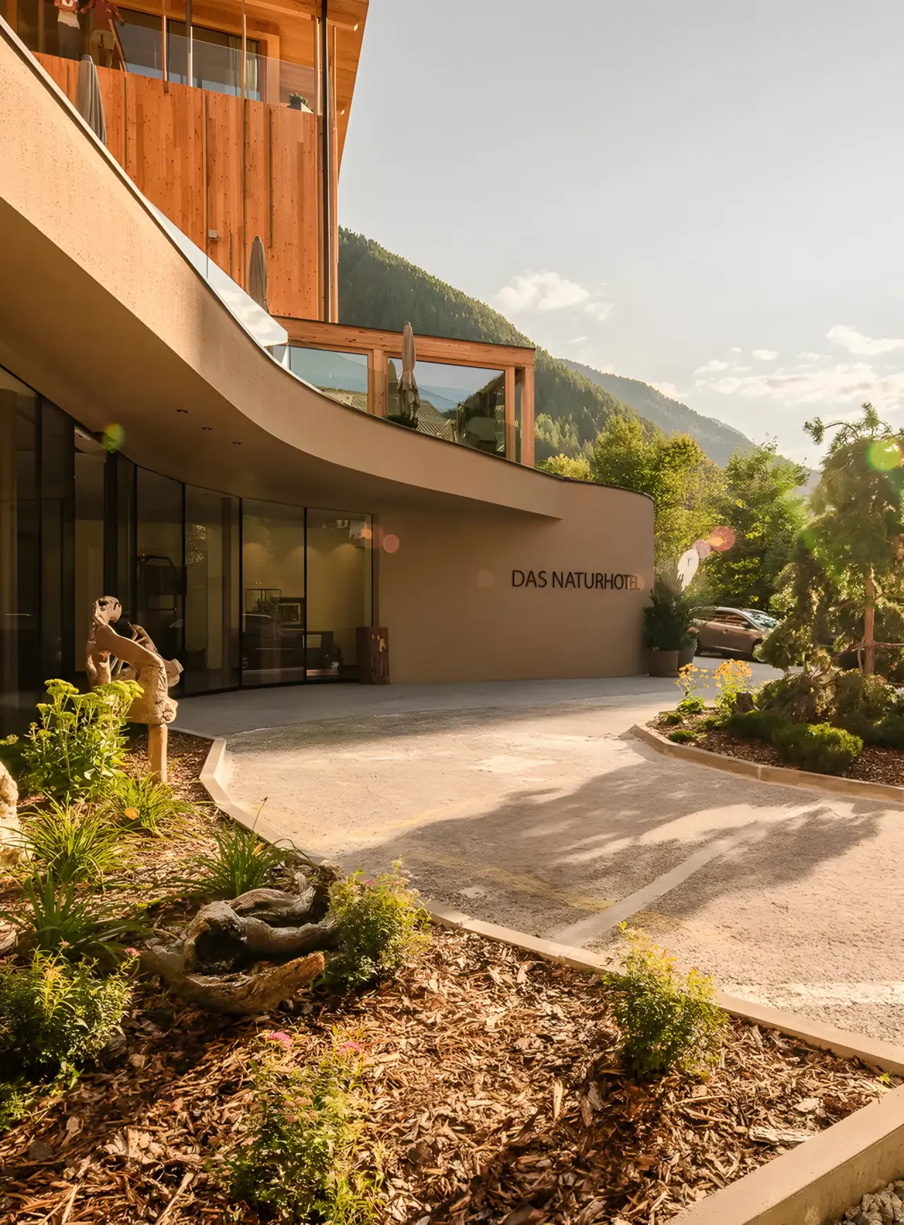 Naturhotel Rainer in Ratschings – Moderne Außenansicht des Hotels in alpiner Landschaft | Wellnesshotel Südtirol
