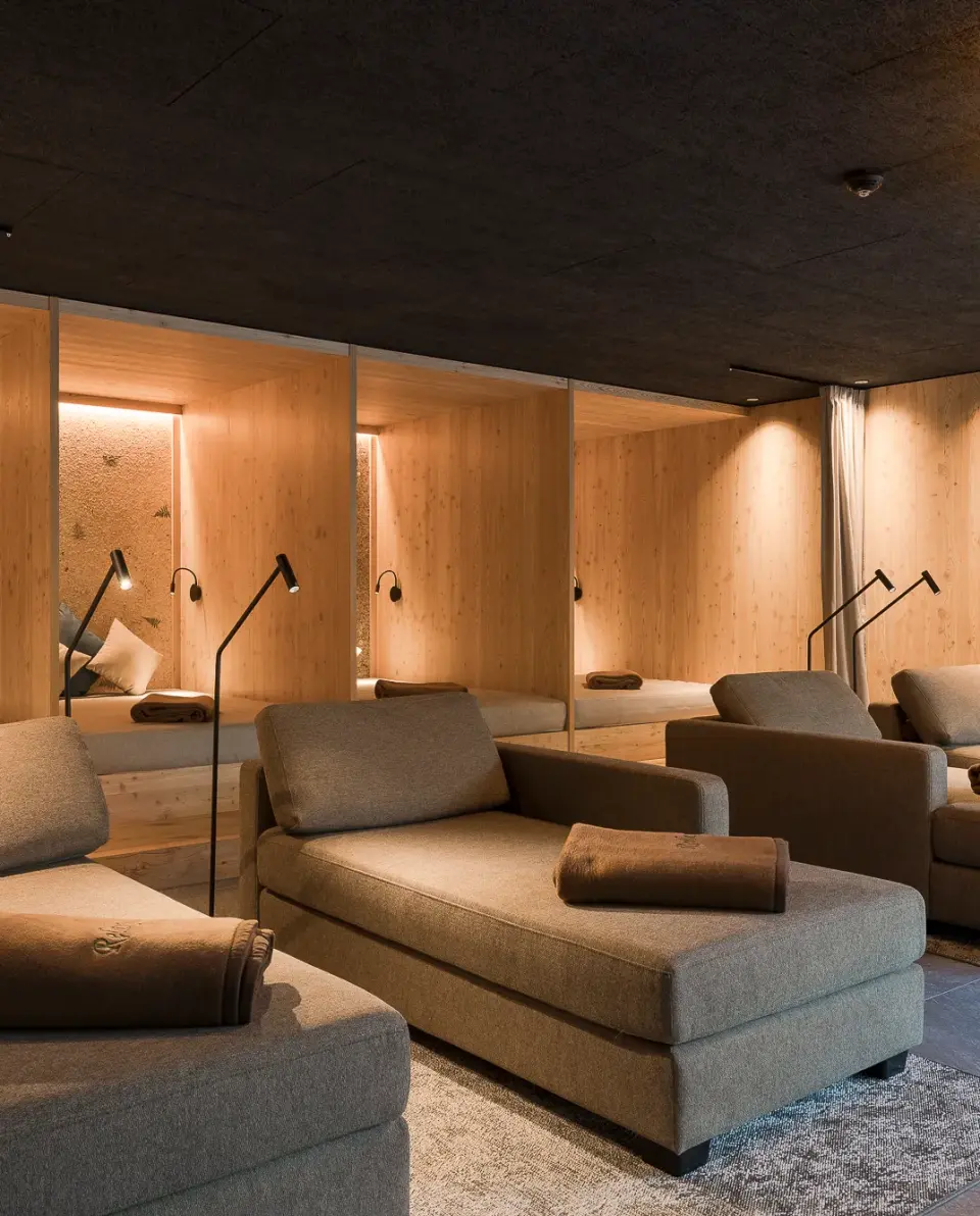 Naturhotel Rainer in Schenna – Moderner Ruheraum mit bequemen Liegen | Wellnesshotel Südtirol