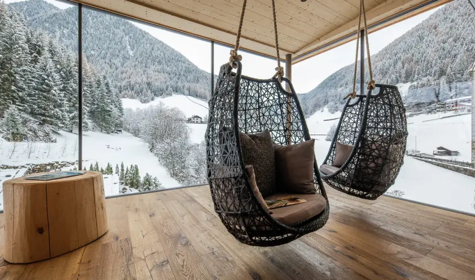 Naturhotel Rainer in Ratschings – Entspannungsbereich mit Hängesesseln und Bergblick | Wellnesshotel Südtirol