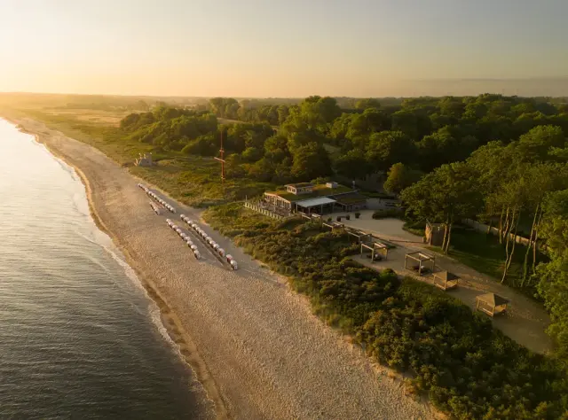 WEISSENHAUS Private Nature Luxury Resort in Wangels – Luftaufnahme des Resorts am Ostseestrand | Wellnesshotel Ostsee