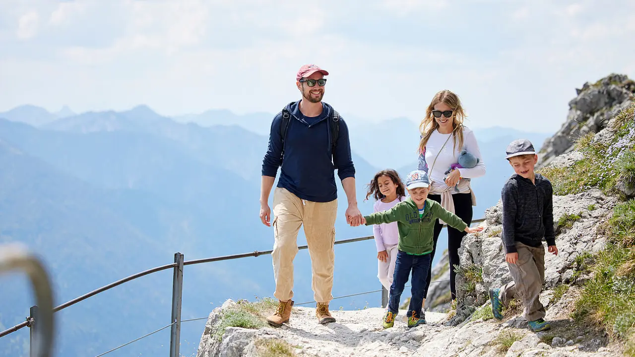 Das Bayrischzell Familotel Oberbayern in Bayrischzell – Familie beim Wandern in den bayerischen Alpen | Wellnesshotel Oberbayern