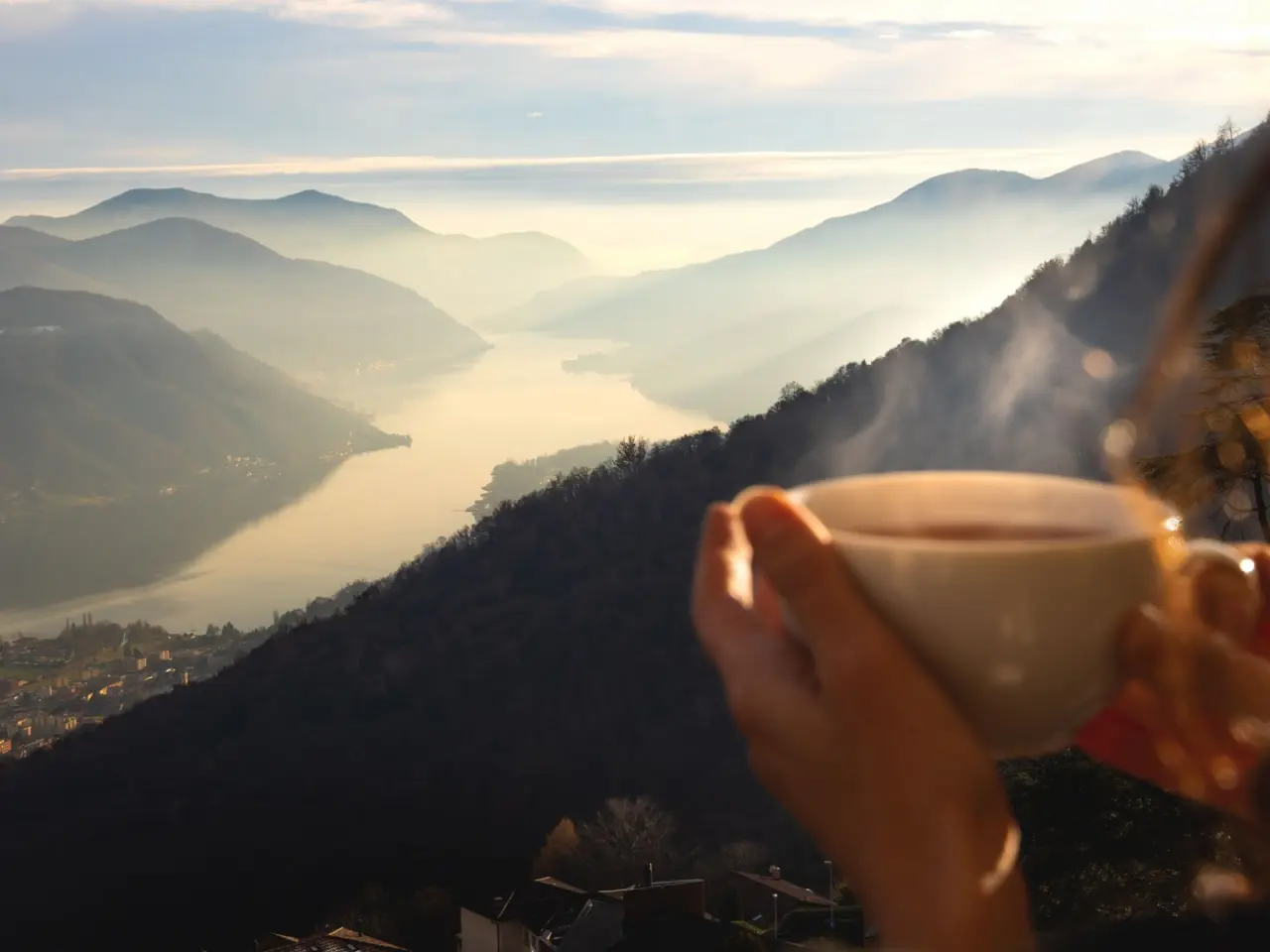 Kurhaus Cademario in Cademario – Entspannter Moment mit Heißgetränk und Bergblick | Wellnesshotel Tessin