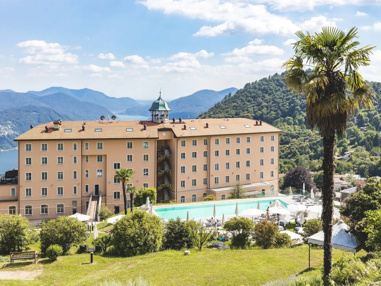 Kurhaus Cademario in Cademario – Hotel-Außenansicht mit Pool und Bergpanorama | Wellnesshotel Tessin