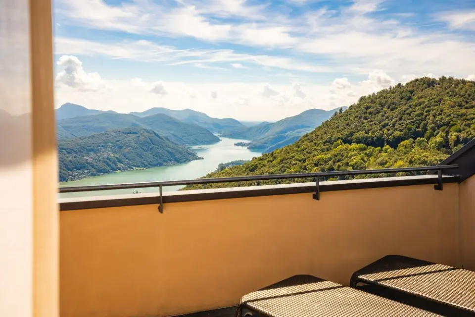 Kurhaus Cademario in Cademario – Panoramablick vom Balkon auf den Luganersee und die Berge | Wellnesshotel Tessin