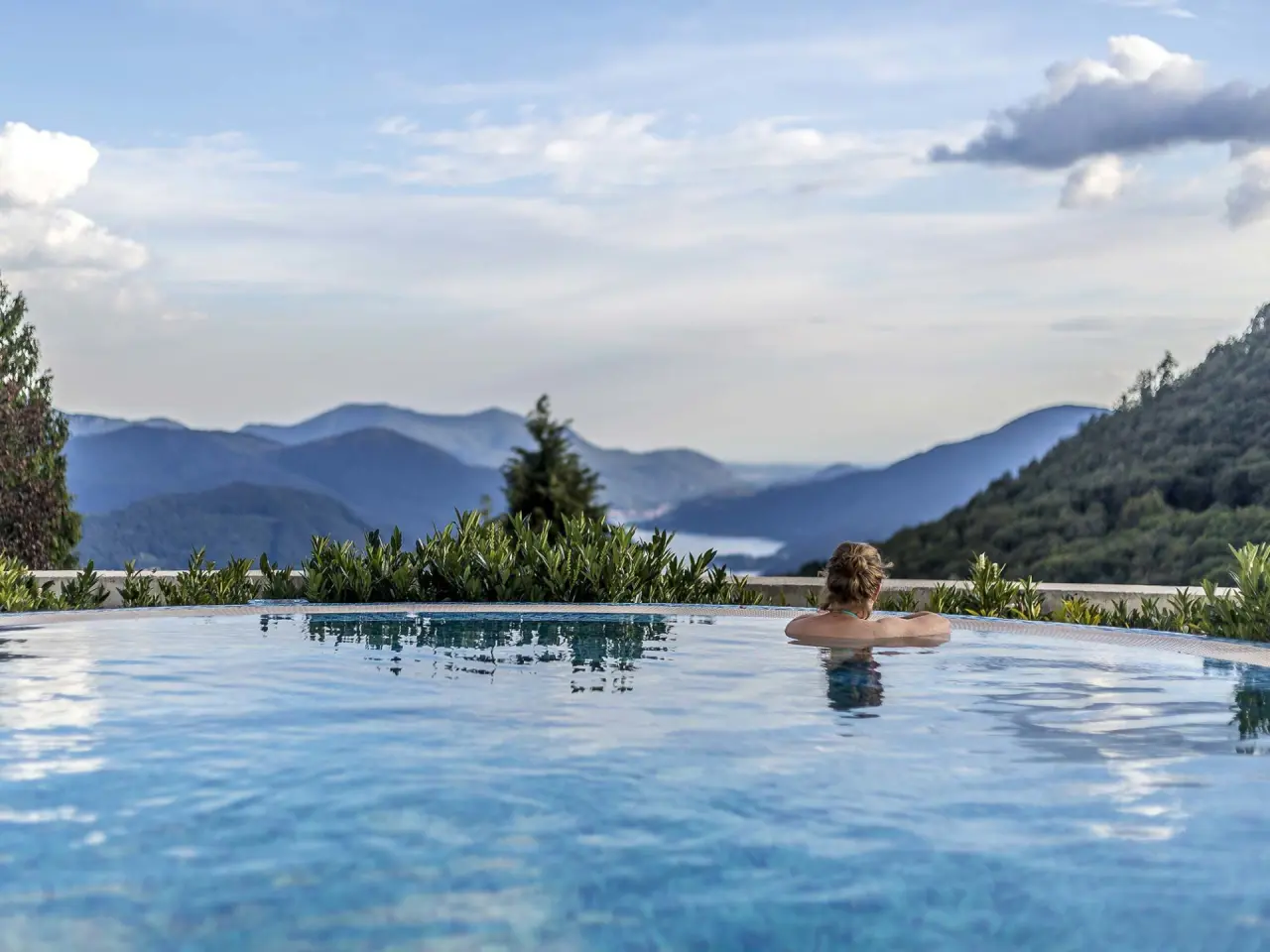 Kurhaus Cademario in Cademario – Infinity-Pool mit beeindruckendem Berg- und Seepanorama | Wellnesshotel Tessin