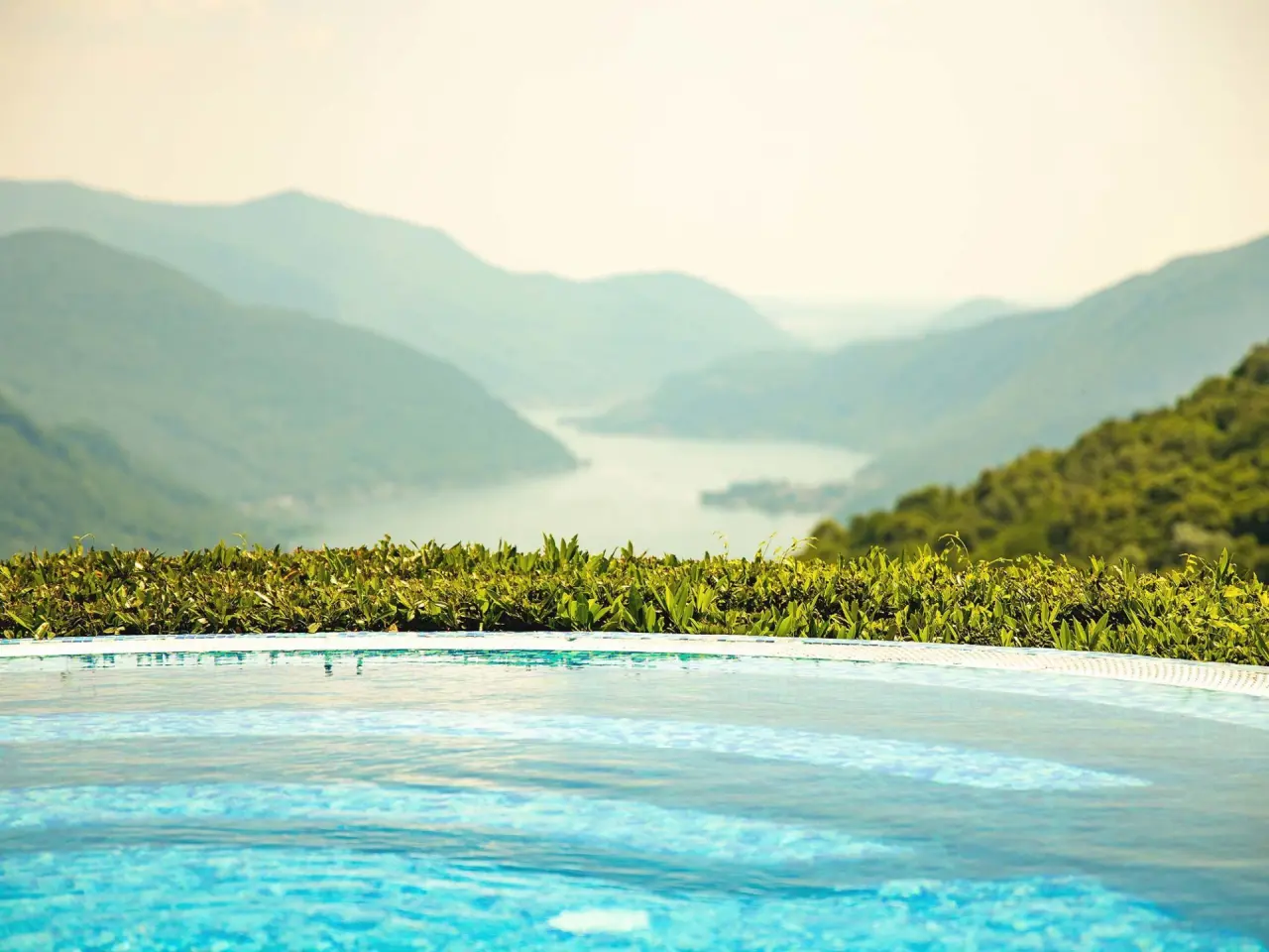 Kurhaus Cademario in Cademario – Infinity-Pool mit malerischem Blick auf die Berge und den See | Wellnesshotel Tessin