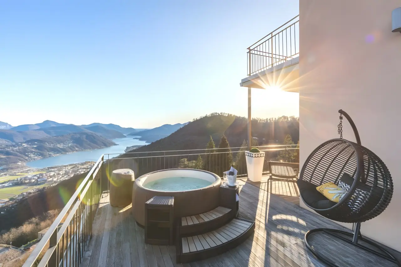 Kurhaus Cademario in Cademario – Outdoor-Whirlpool mit Panoramablick auf See und Berge | Wellnesshotel Tessin