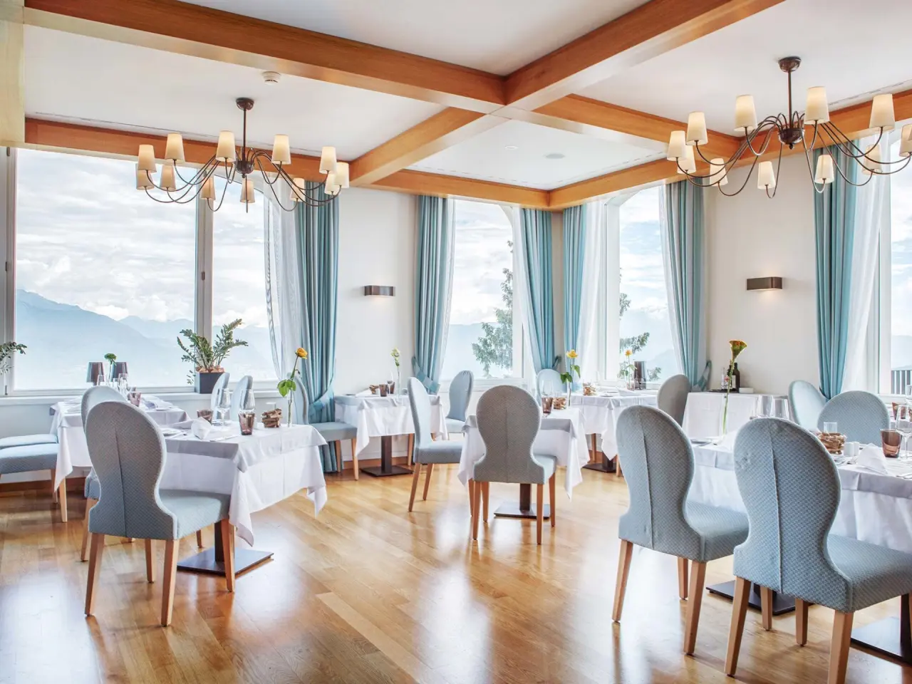 Kurhaus Cademario in Cademario – Helles Restaurant mit Panoramablick auf die Berge | Wellnesshotel Tessin