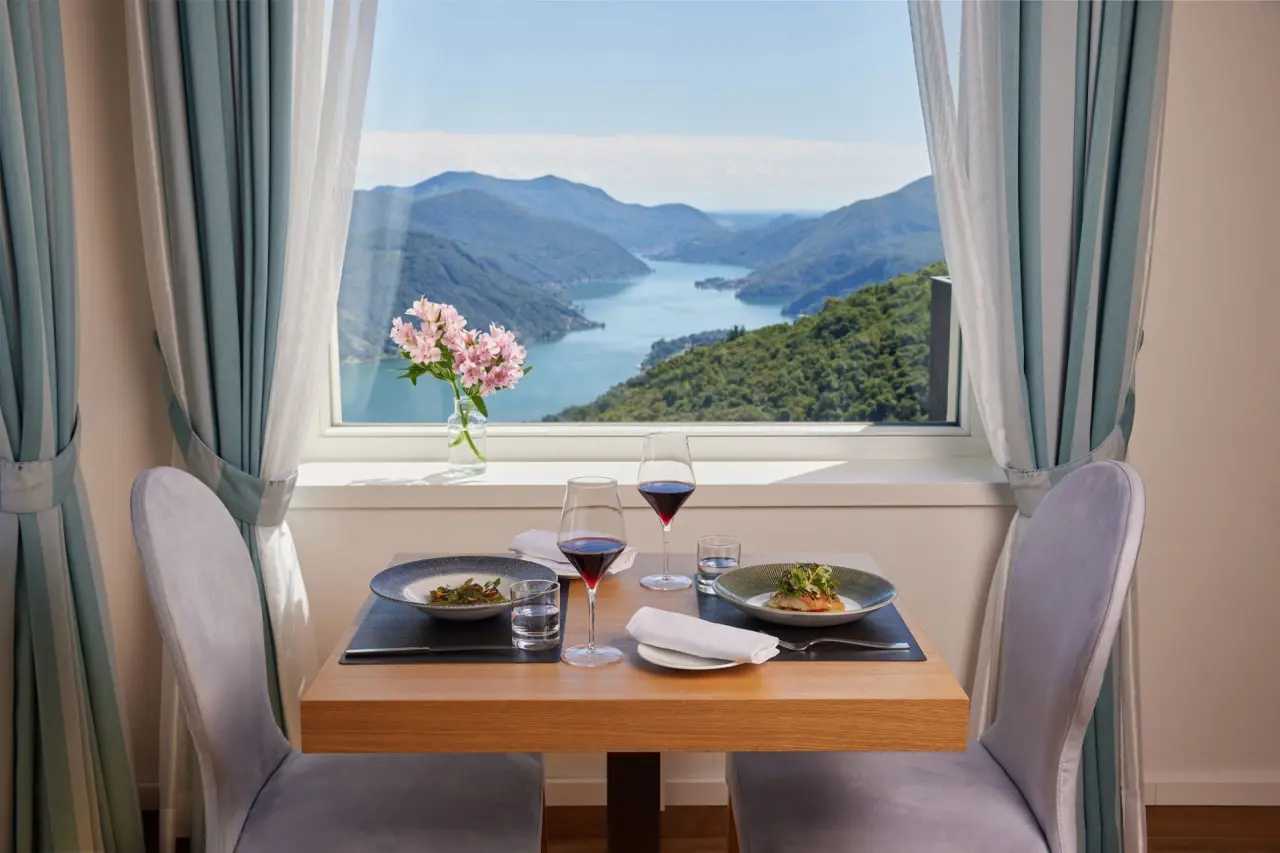 Kurhaus Cademario in Cademario – Esstisch mit Seeblick und Bergpanorama | Wellnesshotel Tessin