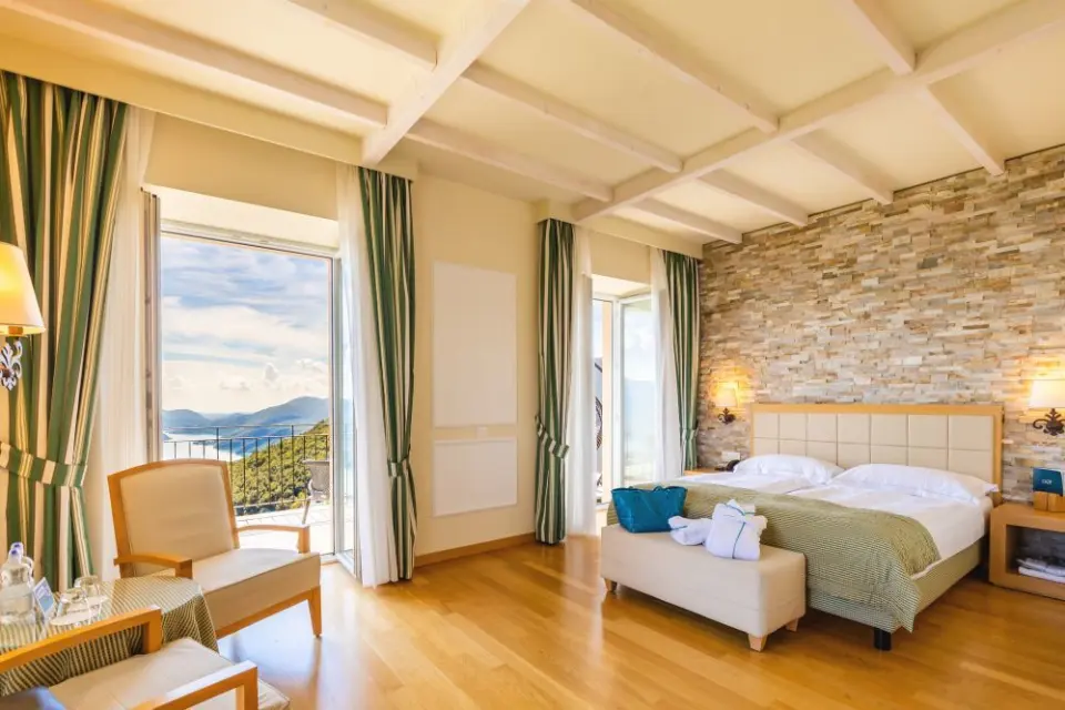 Kurhaus Cademario in Cademario – Helles Hotelzimmer mit Balkon und malerischem Ausblick | Wellnesshotel Tessin