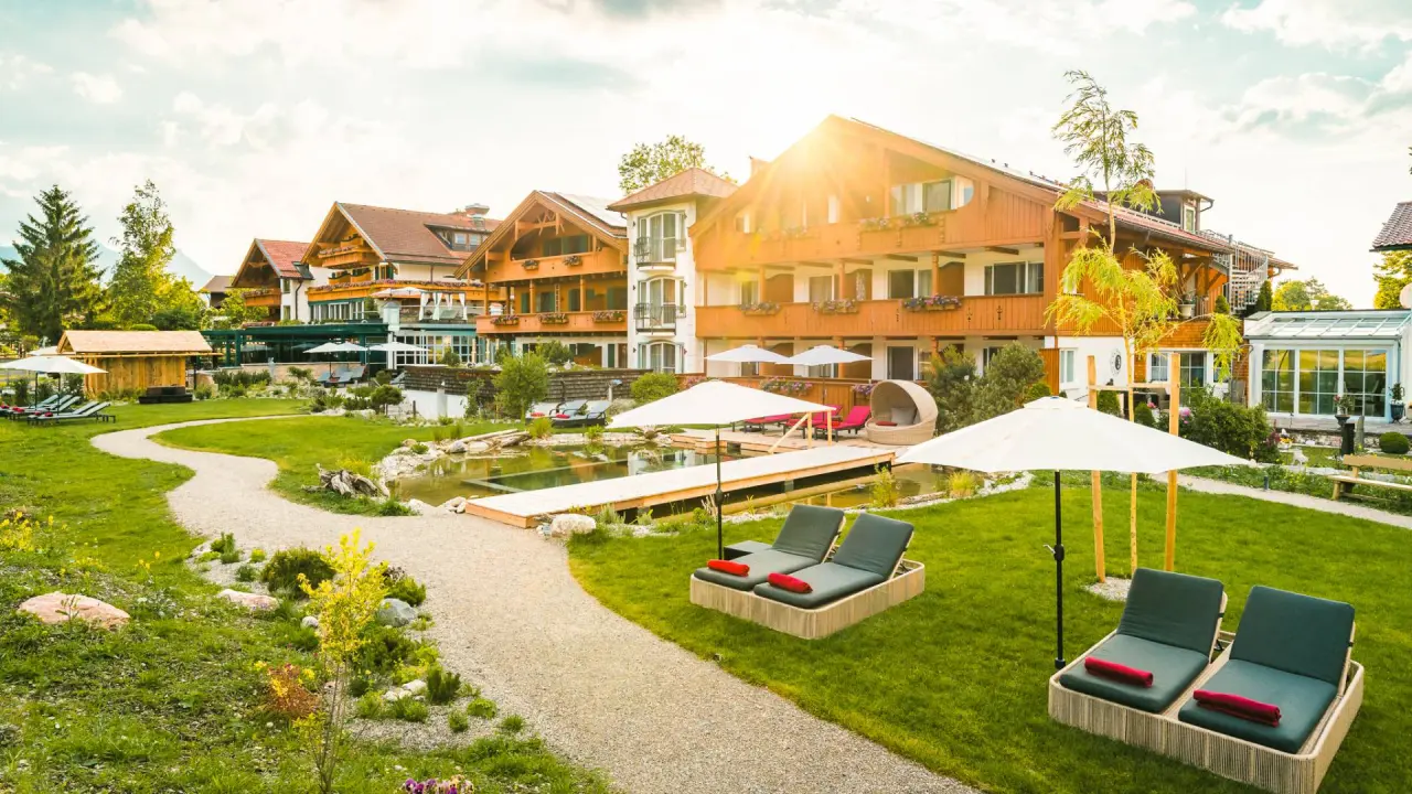 Das Rübezahl in Schwangau – Hotelanlage mit weitläufigem Garten und Naturbadeteich | Wellnesshotel Allgäu