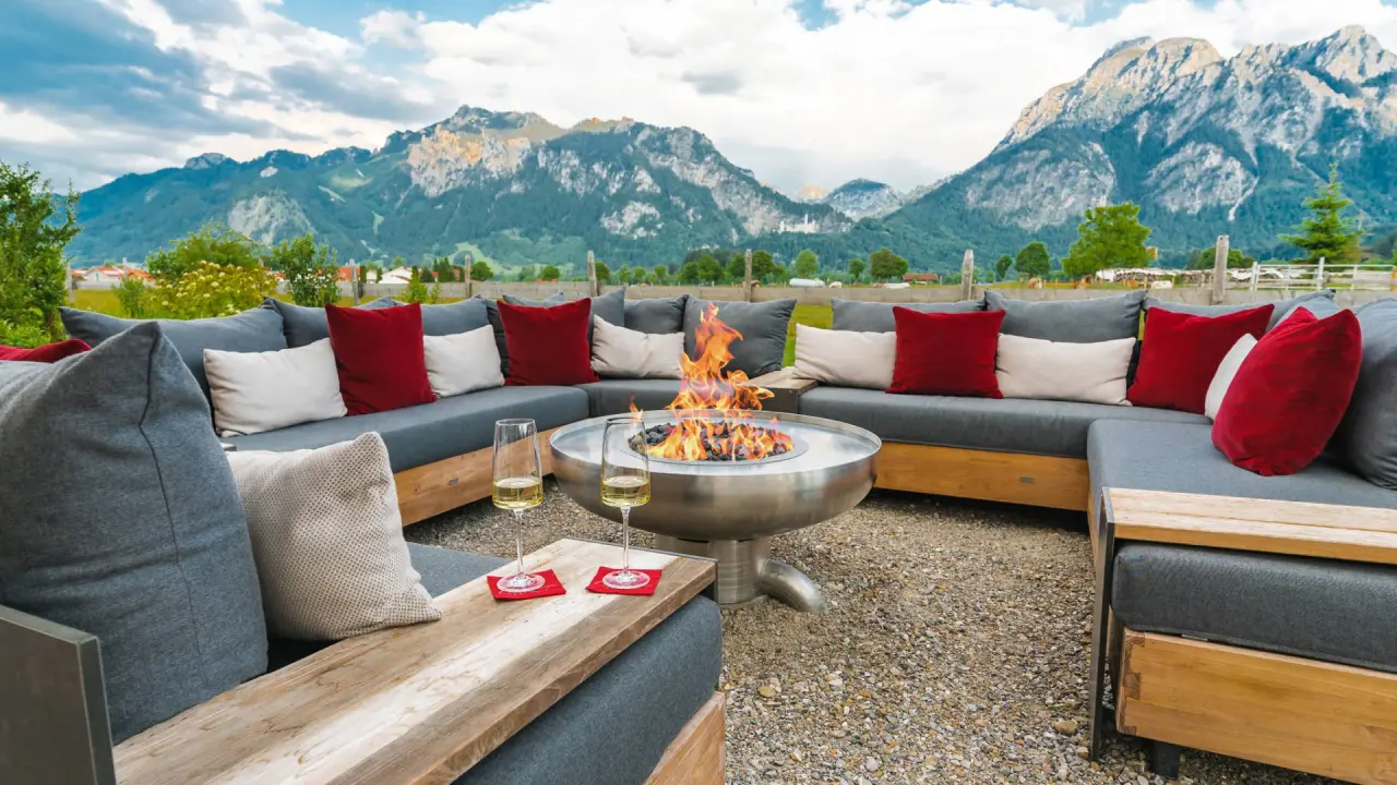 Das Rübezahl in Schwangau – Gemütliche Outdoor-Lounge mit Feuerstelle und Bergblick | Wellnesshotel Allgäu