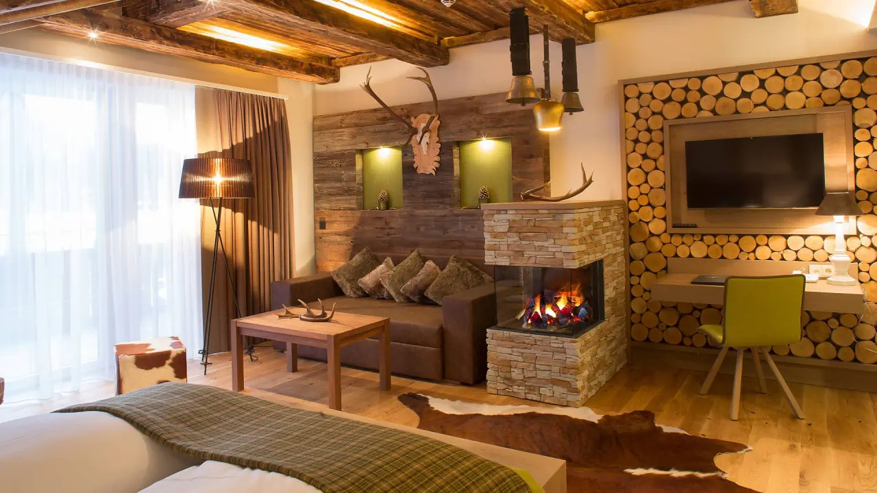 Das Rübezahl in Schwangau – Rustikales Hotelzimmer mit Kamin und Holzelementen | Wellnesshotel Allgäu