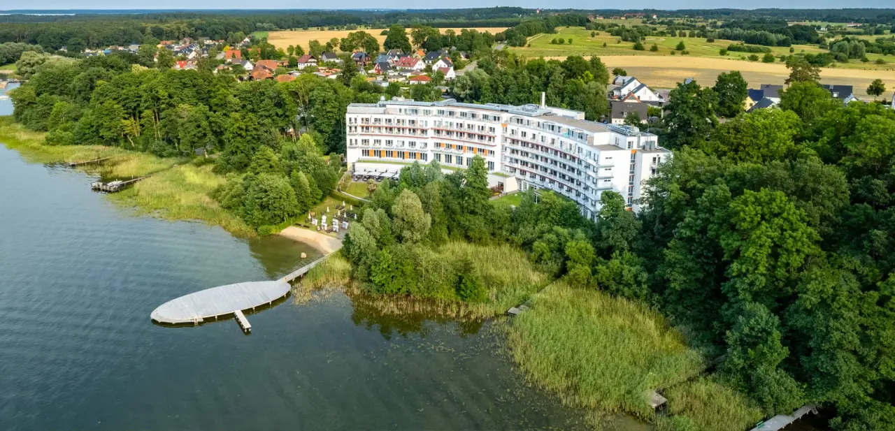 Seehotel Fleesensee in Göhren-Lebbin – Hotelgebäude direkt am Fleesensee mit Badesteg und Grünflächen | Wellnesshotel Mecklenburgische Seenplatte
