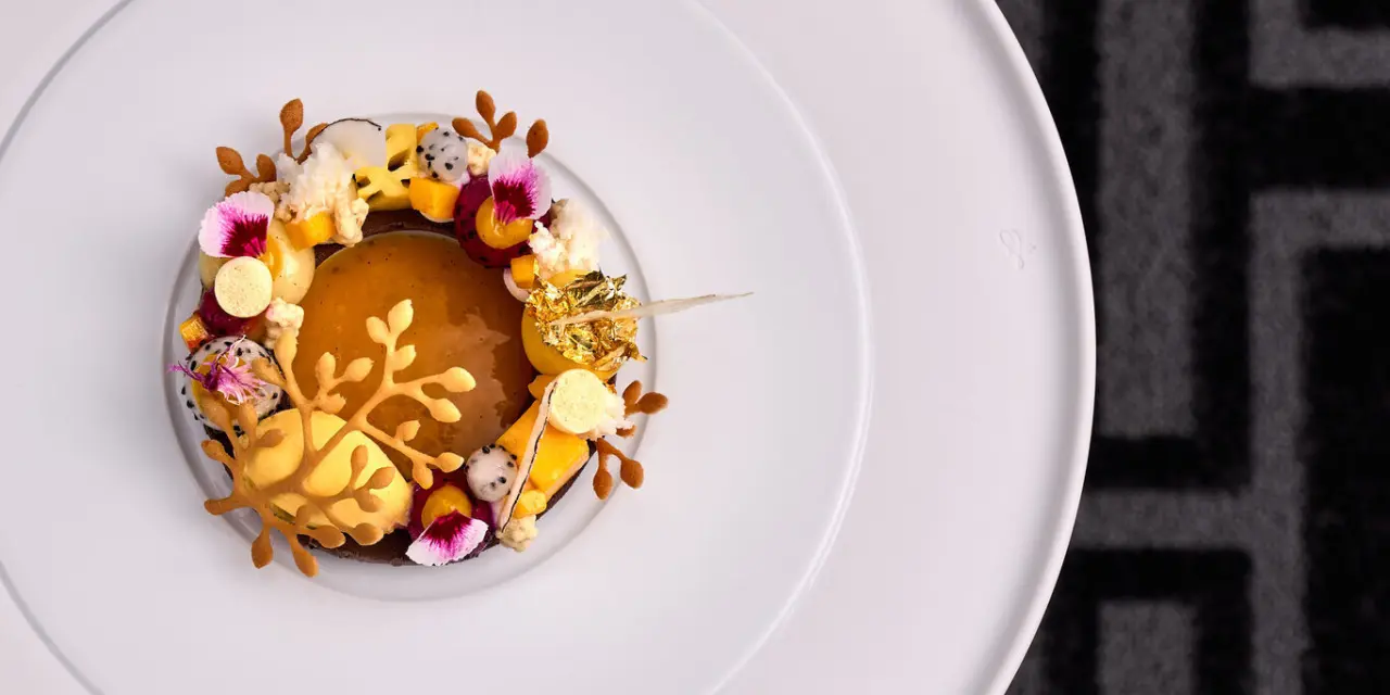 Landromantik Wellness Hotel Oswald in Kaikenried – Kreativ angerichtetes Dessert auf weißem Teller | Wellnesshotel Bayerischer Wald
